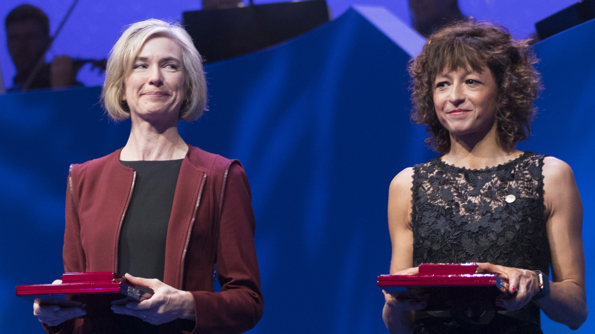 2020. október 7-én közreadott, 2018. szeptember 4-én a Kavli-díj átadási ünnepségén Oslóban készített kép Jennifer A. Doudna amerikai biokémikusról (j) és Emmanuelle Charpentier francia mikrobiológusról. Doudna és Charpentier 2020. október 7-én megosztva kapta az idei kémiai Nobel-díjat. Az illetékes bizottság indoklása szerint a két tudós génszerkesztésben elért úttörő eredményeik miatt érdemelték ki az elismerést.