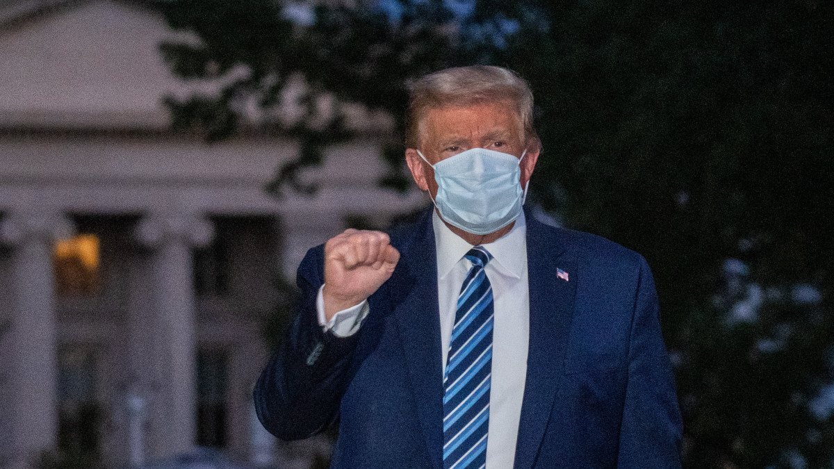 Donald Trump amerikai elnök, miután visszatért a washingtoni Fehér Házba a Maryland állambeli Bethesdában lévő Walter Reed katonai kórházból 2020. október 5-én. Trumpot október 2-án szállították elővigyázatosságból a kórházba. Az elnöknél és feleségénél korábban koronavírus-fertőzést állapítottak meg.