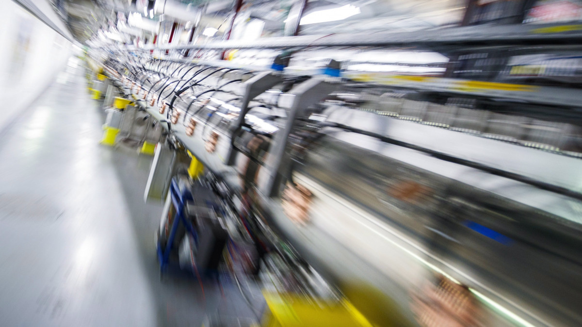 Meyrin, 2017. május 9.Az Európai Nukleáris Kutatási Szervezet, a CERN új, LIinac 4 lineáris részecskegyorsítója a CERN meyrini székhelyén az eszköz avatási ünnepsége előtt, 2017. május 9-én. (MTI/EPA/Valentin Flauraud)