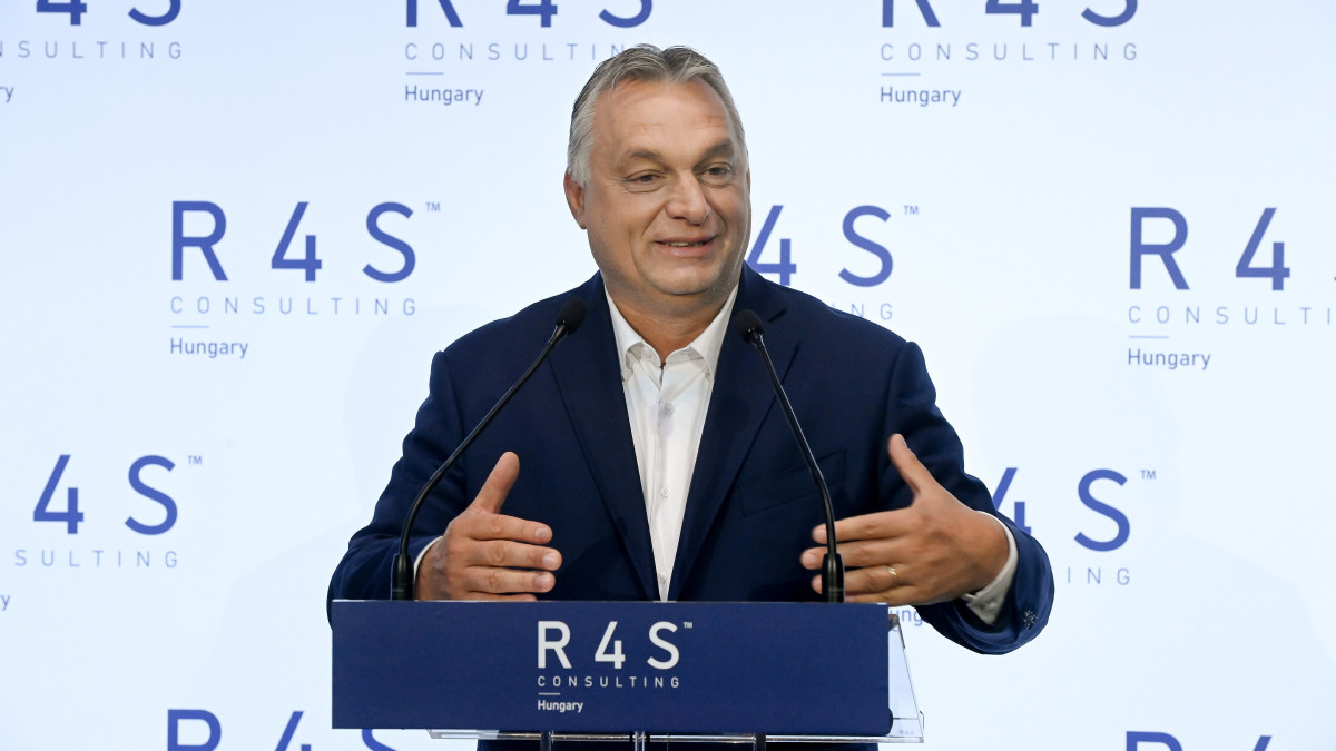 Orbán Viktor miniszterelnök beszédet mond a public affairs és public relation tevékenységre specializálódott lengyel R4S vállalat budapesti üzletfiók-megnyitóján a Four Seasons szállóban 2020. október 8-án.