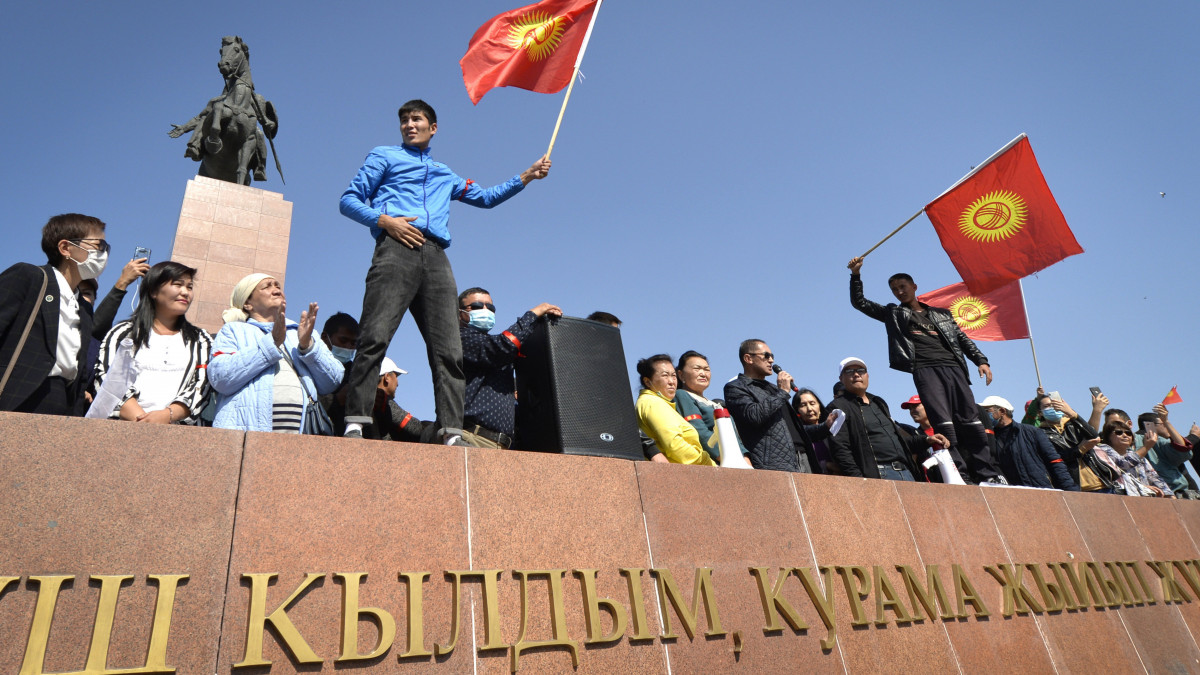 A kirgiz parlamentbe be nem jutott ellenzéki pártok támogatói tiltakoznak a parlamenti választások eredménye ellen Biskek kormányzati negyedében 2020. október 5-én. A hivatalos eredmények szerint főleg a Szooronbaj Dzsejenbekov kirgiz elnökhöz közel álló pártok kerültek be a törvényhozásba. A tüntetők a szerintük elcsalt október 4-i voksolás érvénytelenítését, a választások megismétlését követelik.