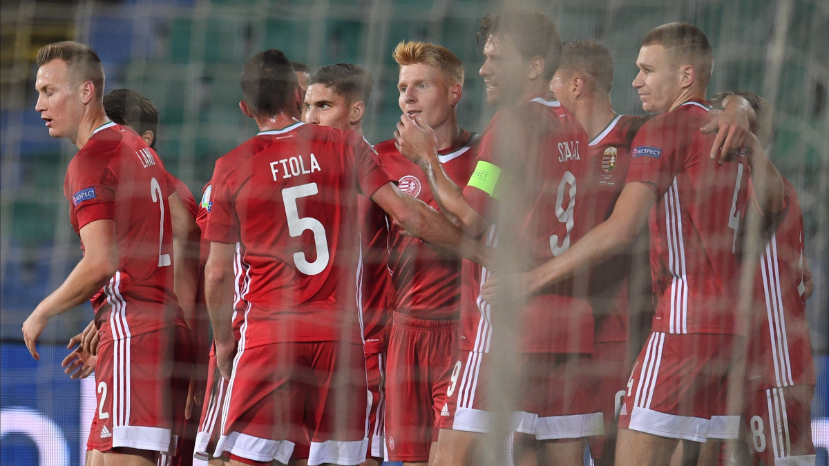 A magyar játékosok ünnepelnek, miután megszerezték az első gólt Bulgária ellen a labdarúgó Európa-bajnoki pótselejtező elődöntőjében játszott mérkőzésen Szófiában 2020. október 8-án.