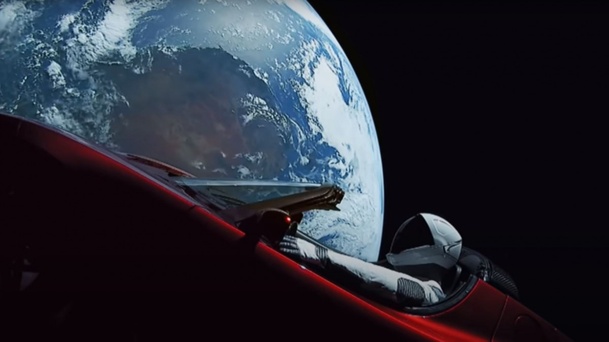 Újabb mérföldkőhöz ért a világűrben száguldó Tesla – videó