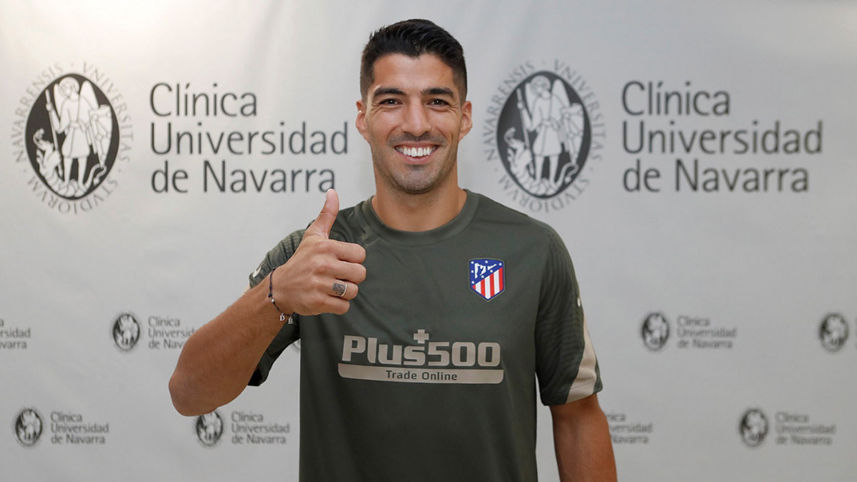 Az AtleticodeMadrid.com által közreadott képen Luis Suárez uruguayi csatár, miután orvosi vizsgálaton vett részt Navarrában 2020. szeptember 25-én. A 33 éves Suárez hat év után távozott a Barcelonától, miután kétéves szerződést kötött az Atlético Madrid labdarúgócsapatával.