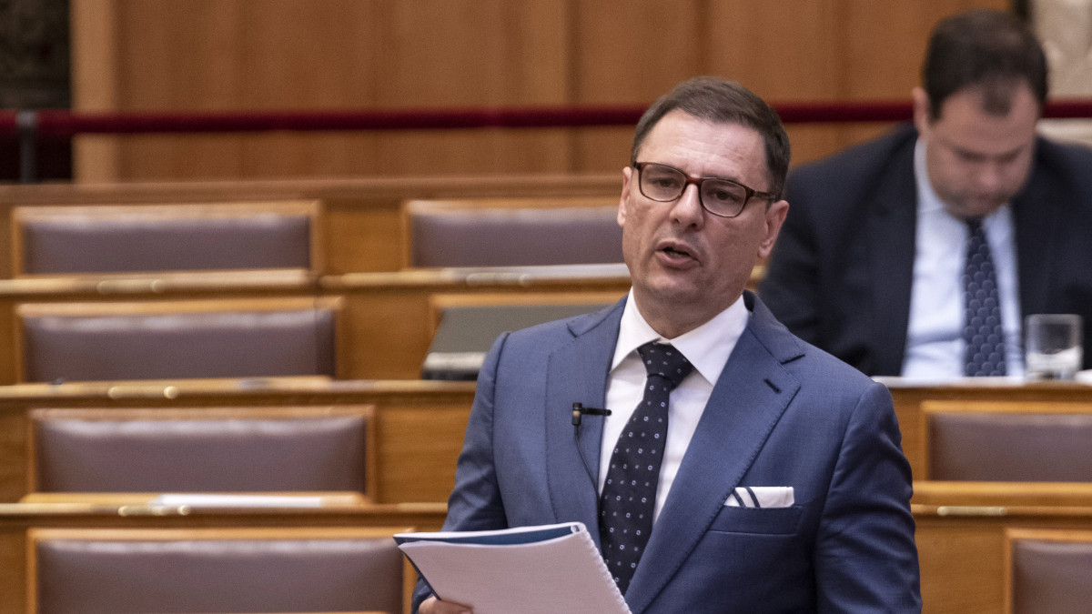 Tuzson Bence, a Miniszterelnökség államtitkára, a törvény előterjesztője felszólal a magyar állampolgársággal összefüggő egyes törvények módosításáról szóló törvényjavaslat általános vitájában, az Országgyűlés plenáris ülésén 2019. június 18-án.