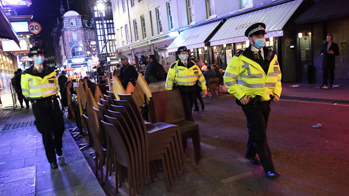 Járőröző rendőrök a londoni szórakozónegyedben, a Sohóban este 10 óra körül, 2020. szeptember 24-én. A koronavírus járvány miatt a brit kormány elrendelte, hogy ettől a naptól kezdve a vendéglátóhelyek csak este 10 óráig tarthatnak nyitva.