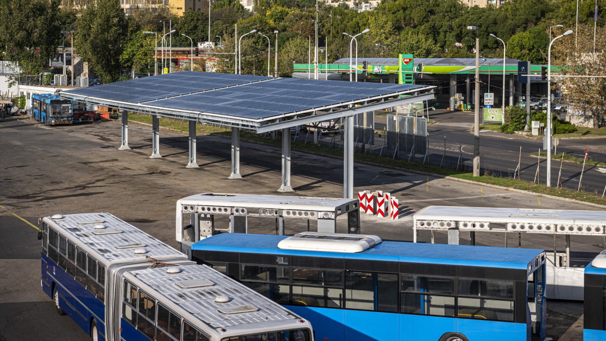 Napelemekkel borított busztároló a BKV kelenföldi buszgarázsában létesített két napelemes busztároló átadásán 2020. október 9-én. A fejlesztésnek köszönhetően az elektromos buszok villamosenergia szükségletének 40 százalékát a társaság önerőből fedezni tudja. A telephelyen a napelemes rendszer 648 napelempanelból áll, összteljesítménye 200 kilowatt, és ez fedezi a buszgarázs éves villamosenergia igényének 9 százalékát.