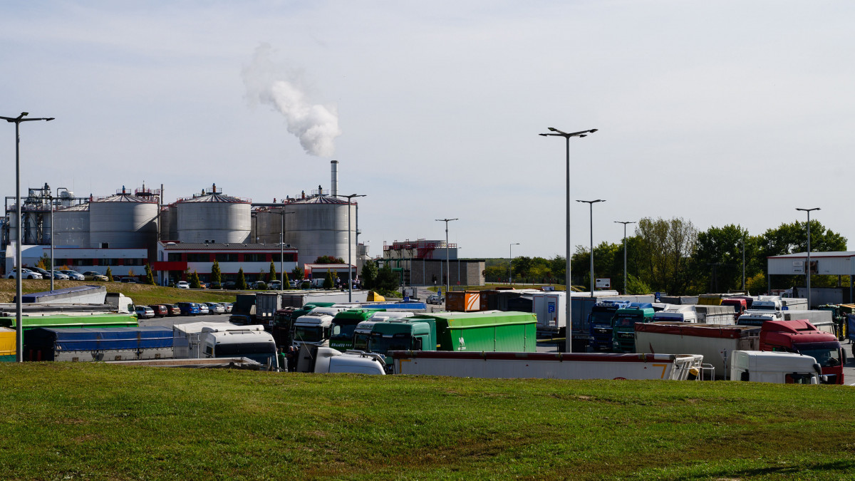 Bioetanolt előállító üzem Dunaföldváron, ahol ipari baleset történt és többen megsérültek 2020. október 9-én. Az üzem egyik szabadtéri, hétköbméteres hypotartályába utántöltéskor nem megfelelő anyagot, a jelenlegi információk szerint salétromsavat öntöttek, és a két anyag reakciójaként klórgáz keletkezett. Az üzemen belüli, védőzónával kijelölt területen kívül a levegőben veszélyes gázkoncentráció nem mérhető. A keletkező gáz a szomszédos üzemeket és lakott területet nem érint. Huszonnyolc ember szenvedett enyhébb vagy súlyosabb mérgezést. A sérülteket további ellátásra, illetve megfigyelésre dunaújvárosi, székesfehérvári, szekszárdi és kecskeméti kórházakba vitték.