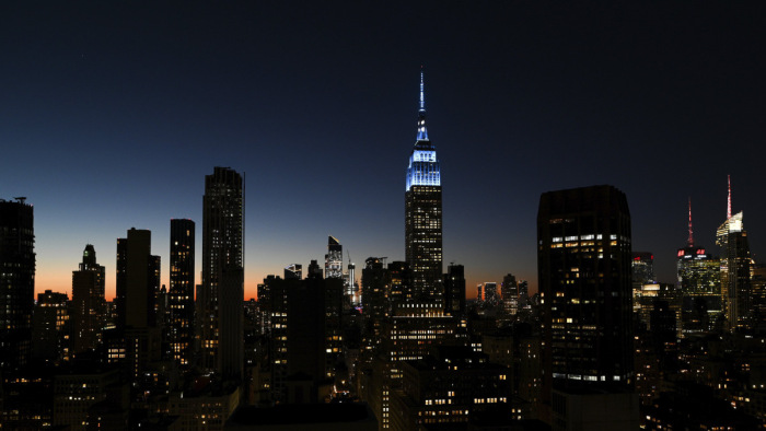 Kékbe öltözött New York ikonikus tornya John Lennon emlékére