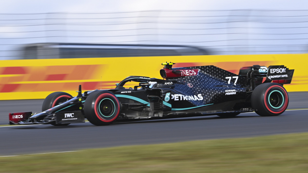 Valtteri Bottas, a Mercedes finn versenyzője a Forma-1-es autós gyorsasági világbajnokság Eifel Nagydíjának időmérő edzésén a nürburgi Nürburgring versenypályán 2020. október 10-én. A futamot október 11-én rendezik.
