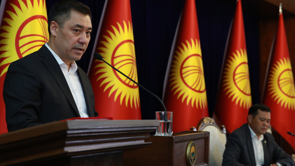 Szadir Zsaparov kirgiz ellenzéki vezető, miniszterelnök-jelölt beszél a parlament rendkívüli ülésén Biskekben 2020. október 10-én. A kirgiz biztonsági erők a nap folyamán őrizetbe vették Almazbek Atambajev volt elnököt. Az október 4-i parlamenti választások eredménye elleni tömeges tüntetések miatt Szooronbaj Dzsejenbekov elnök rendkívüli állapotot vezetett be Biskekben október 21-ig.