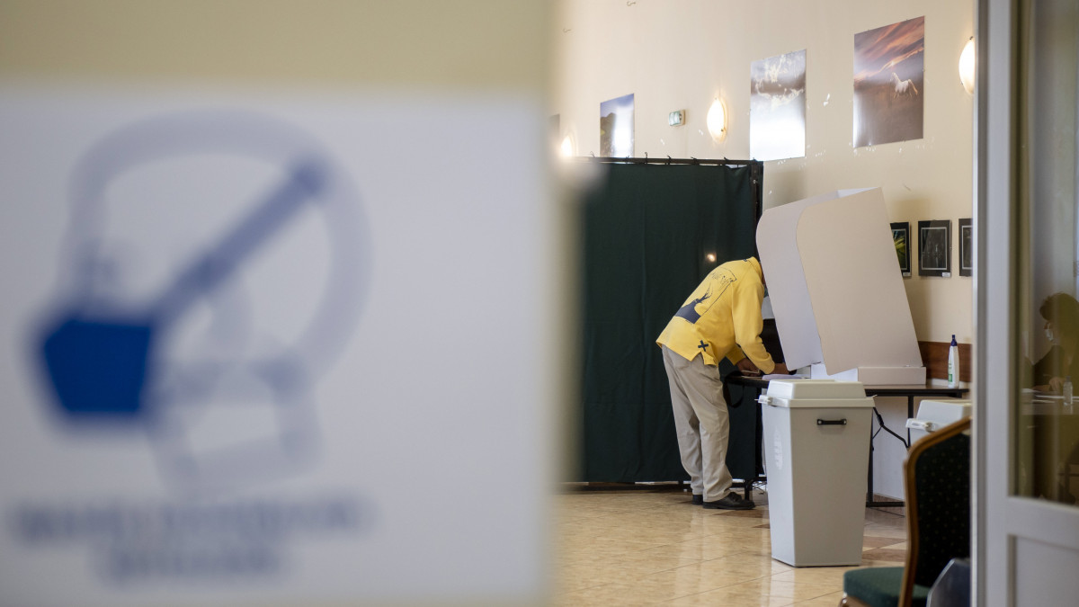 Szavazó az időközi önkormányzati választáson a Nógrád megyei Vizsláson, a közösségi házban kialakított szavazókörben 2020. szeptember 13-án. A koronavírus-járvány terjedésének megakadályozásáért a szavazóhelyiségekben kézfertőtlenítőt helyeztek el, amelyet a választópolgárok a szavazóhelyiségbe érkezéskor és távozáskor is használhatnak. A szavazatszámláló bizottságok tagjai maszkot viselnek, és erre kérik a választópolgárokat is.