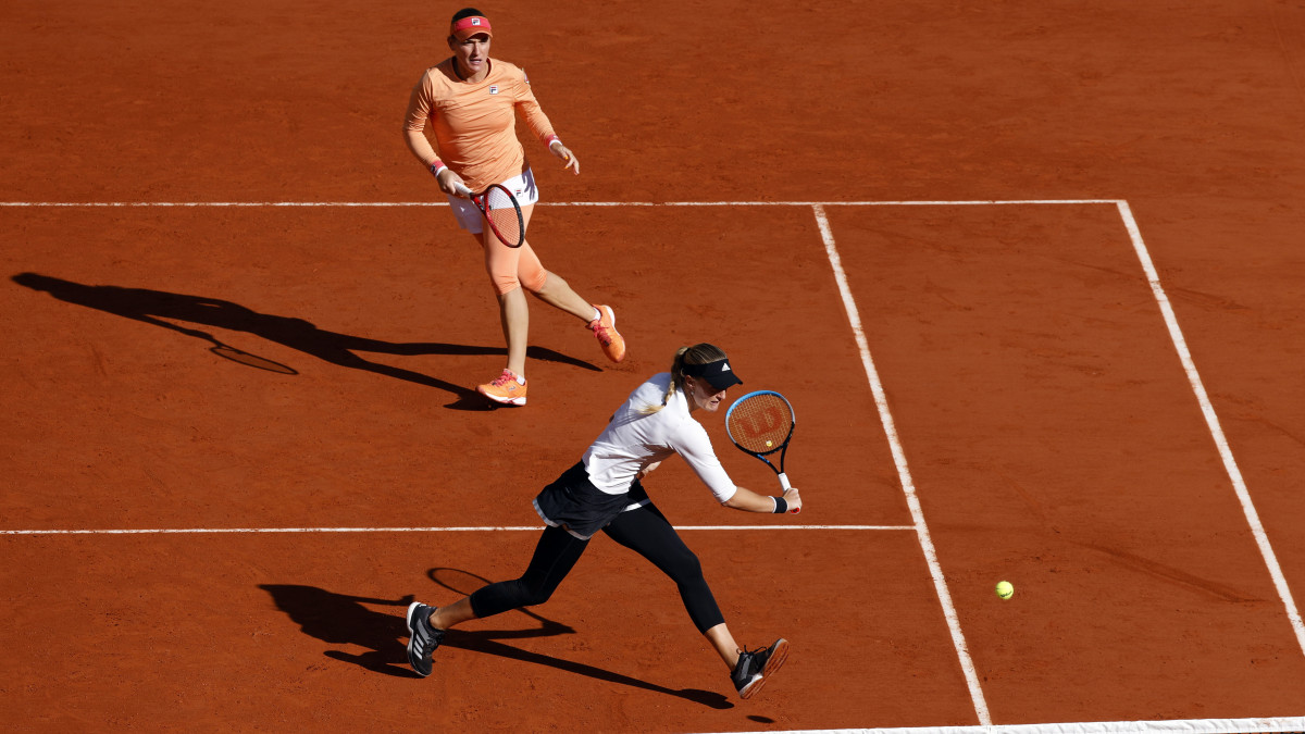 Babos Tímea (felül) és a francia Kristina Mladenovic a chilei Alexa Guarachi és az amerikai Desirae Krawczyk ellen játszik a francia nyílt teniszbajnokság női párosának döntőjében a párizsi Roland Garros Stadionban 2020. október 11-én.