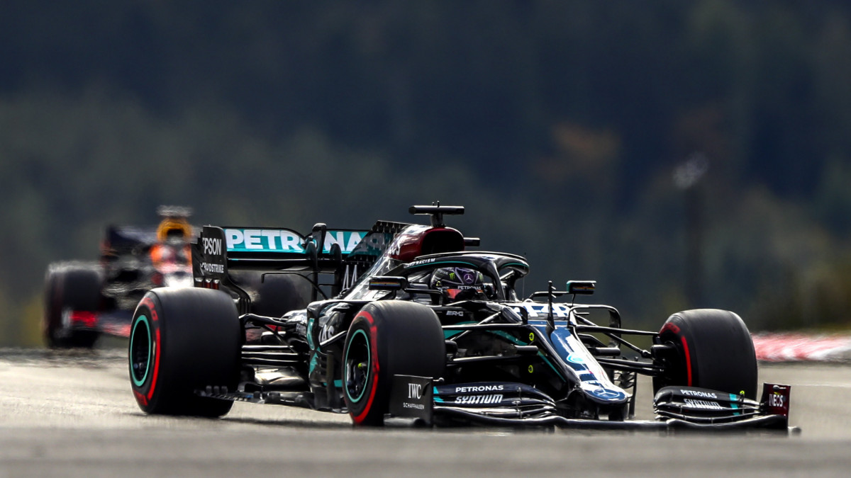 Lewis Hamilton, a Mercedes brit versenyzője a Forma-1-es autós gyorsasági világbajnokság Eifel Nagydíján a nürburgi Nürburgring versenypályán 2020. október 11-én.