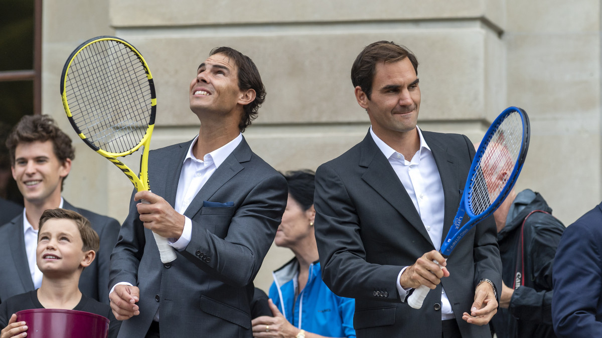 Rafael Nadal spanyol (b) és Roger Federer svájci teniszező, az európai csapat tagjai az ez évi Laver-kupa genfi beharangozásán 2019. szeptember 18-án. A kupáért a hat legjobb európai játékos küzd a világ többi részének hat legjobbjával, az eseményt szeptember 20. és 22. között rendezik a svájci városban.