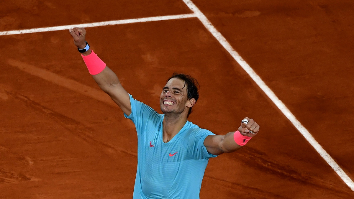 A spanyol Rafael Nadal ünnepel, miután 6:0, 6:2, 7:5 arányban győzött a szerb Novak Djokovic ellen a francia nyílt teniszbajnokság férfi egyesének döntőjében a párizsi Roland Garros Stadionban 2020. október 11-én.
