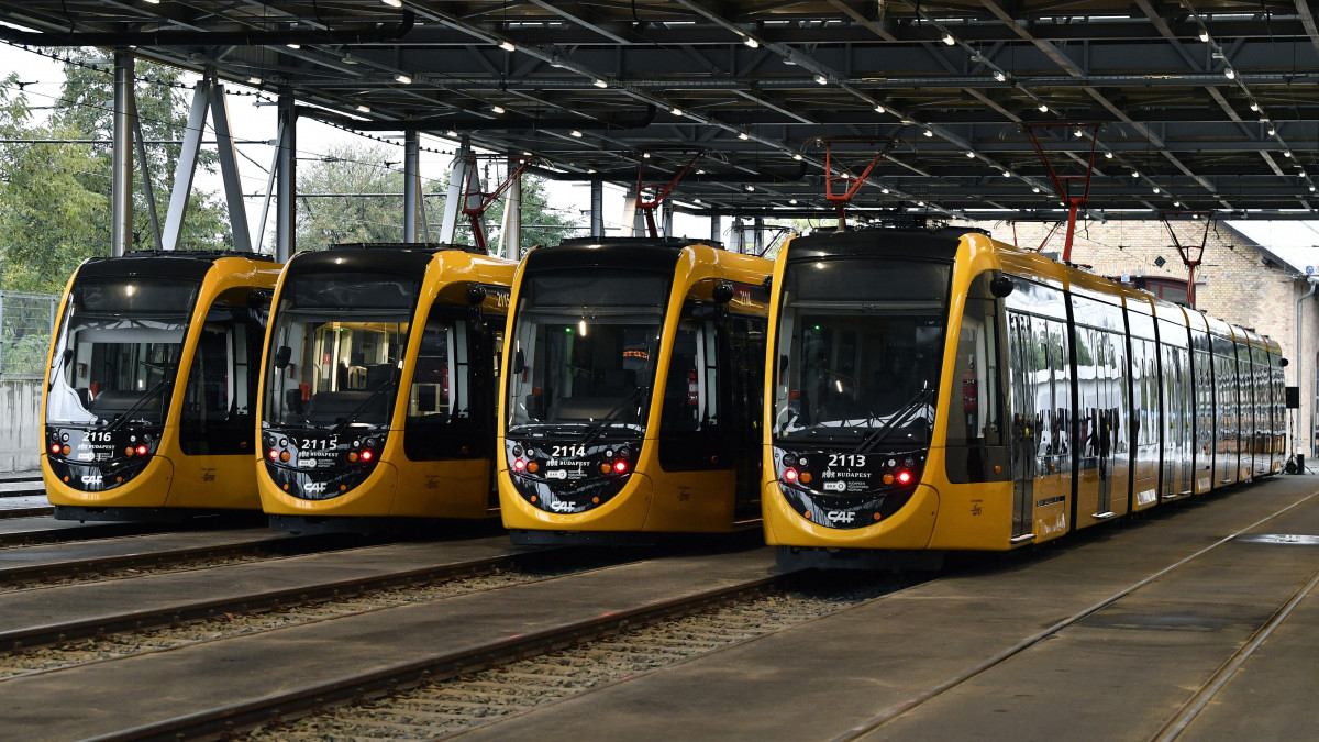 A forgalomba álló négy új hosszú CAF-villamos a budafoki kocsiszínben 2020. október 12-én. Az alacsonypadlós, 56 méteres szerelvények az 1-es villamosvonalon közlekednek.