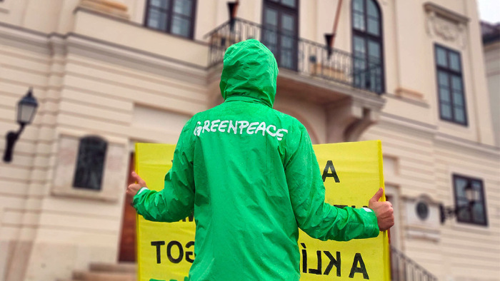 Greenpeace-demonstráció a Várban: csak egyszer futhat neki az emberiség
