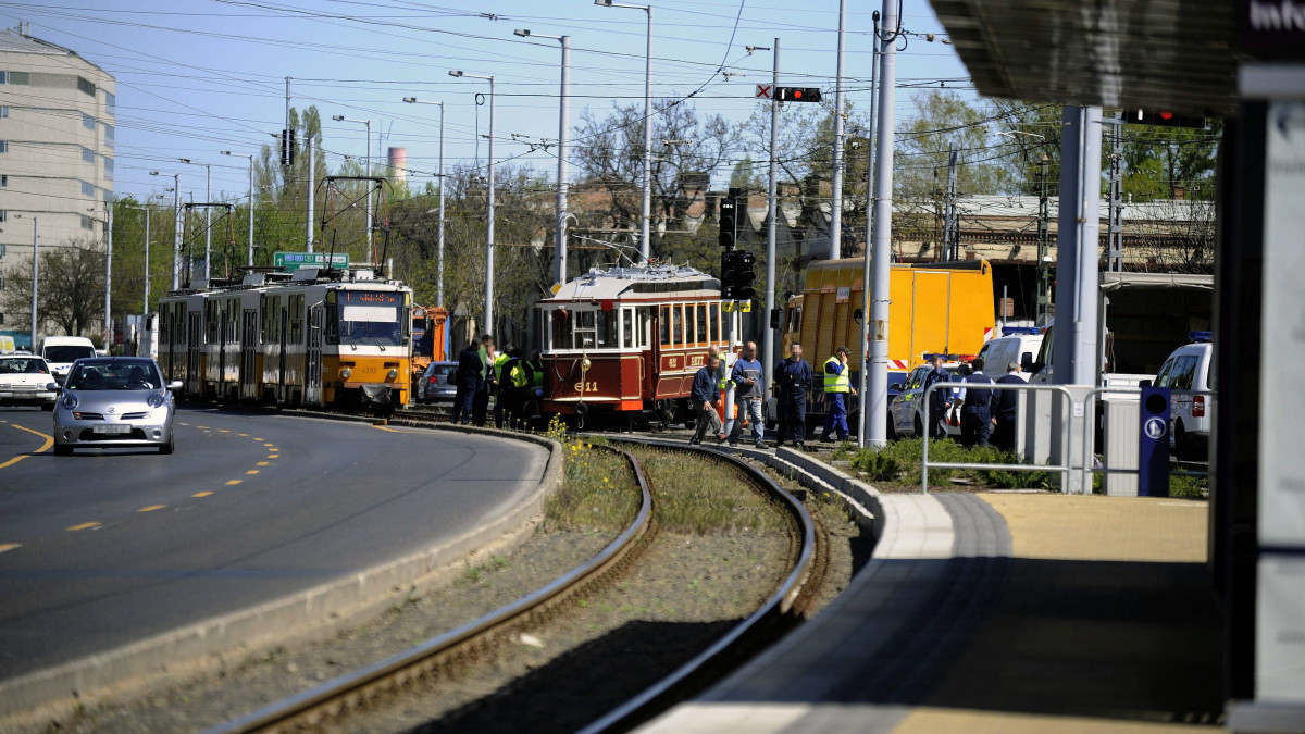 Kisiklott nosztalgiavillamos akadályozza a forgalmat Budapesten, a ferencvárosi kocsiszín előtt 2015. április 21-én. Egy kocsiszínbe beálló villamos siklott ki, ezért egy ideig nem jártak az 1-es villamosok a Budafoki út/Dombóvári út és a Népliget között.
