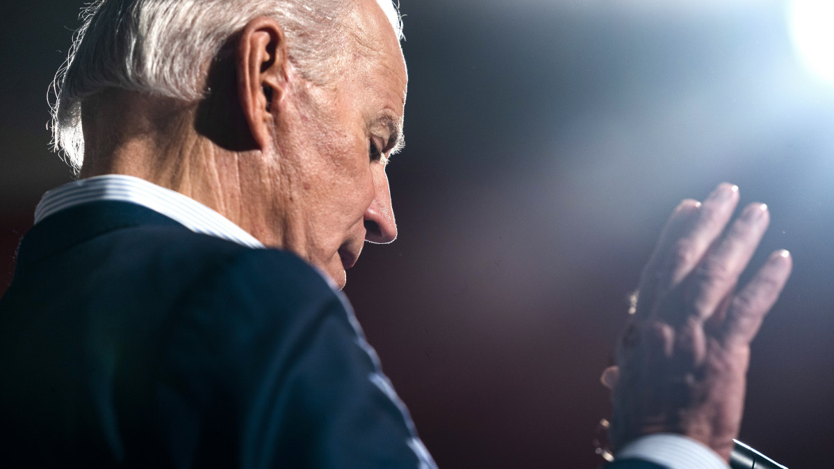 Az amerikai Demokrata Párt elnökjelöltségére pályázó Joe Biden volt amerikai alelnök támogatóihoz beszél egy kampányrendezvényen a Dél-Karolina állambeli Georgetownban 2020. február 26-án. Az elnökválasztást november 3-án tartják az Egyesült Államokban.