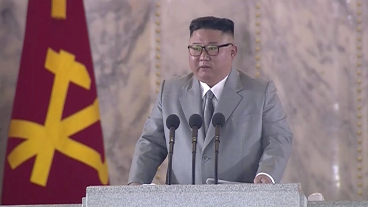 Az észak-koreai állami televízió, a KRT adásából készített képen Kim Dzsong Un elsőszámú észak-koreai vezető, a Koreai Munkapárt első titkára beszél a sztálinista állampárt, a Munkapárt 75 évvel ezelőtti megalapításának évfordulóján Phenjanban 2020. október 10-én.
