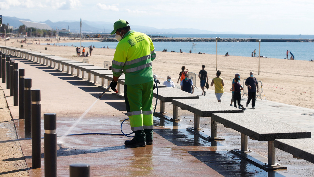 Fertőtlenítik a barcelonai Bogatell tengerparti strand sétányát 2020. június 9-én. A koronavírus-járvány miatt bevezetett korlátozásokat fokozatosan oldják fel Spanyolországban.