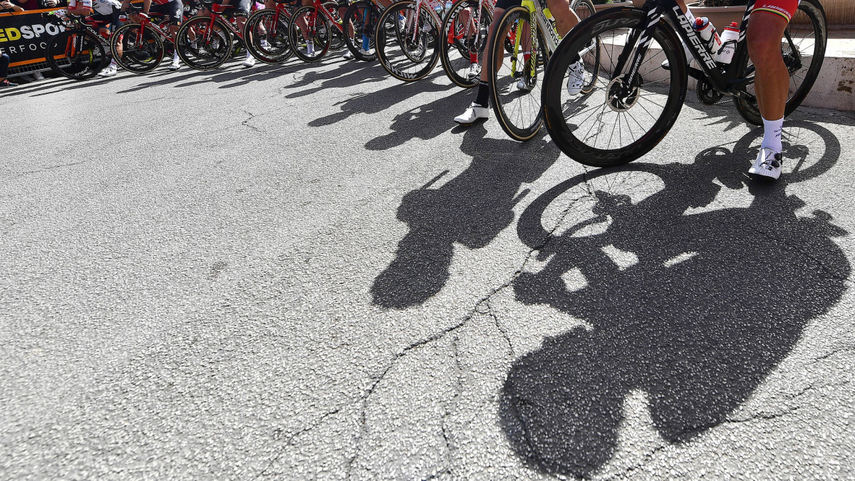 A 103. Giro dItalia olasz országúti kerékpáros körverseny második, Alcamo és Agrigento közötti, 149 km-es szakaszának mezőnye a rajtra vár Alcamóban 2020. október 4-én.