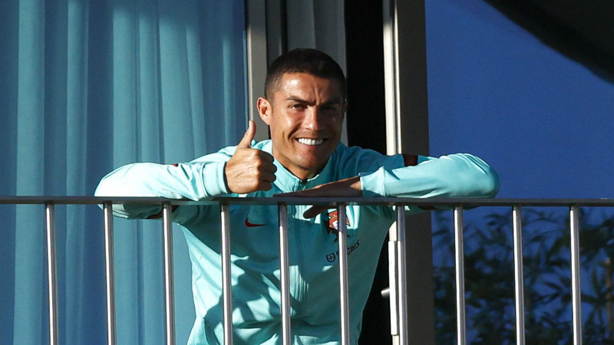 A Portugál Labdarúgó-szövetség által közreadott képen Cristiano Ronaldo, a portugál válogatott játékosa szobájának erkélyén, Oeirasban 2020. október 13-án, a válogatott edzése alatt. A szövetség bejelentette, hogy Cristiano Ronaldo megfertőződött az új koronavírussal, és bár tünetmentes, nem játszhat a Svédország elleni esti lisszaboni mérkőzésen a labdarúgó Nemzetek Ligájában.