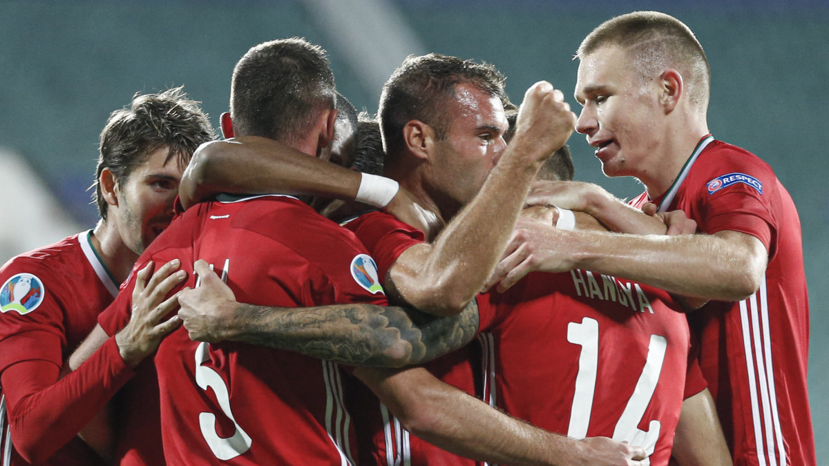 Nikolics Nemanja (k) csapattársaival ünnepel, miután megszerezte a csapat harmadik gólját a labdarúgó Európa-bajnoki pótselejtező elődöntőjében játszott Bulgária-Magyarország mérkőzésen Szófiában 2020. október 8-án. A magyar válogatott 3-1-re győzött, így már csak egy mérkőzést kell nyernie az Eb-részvételért.