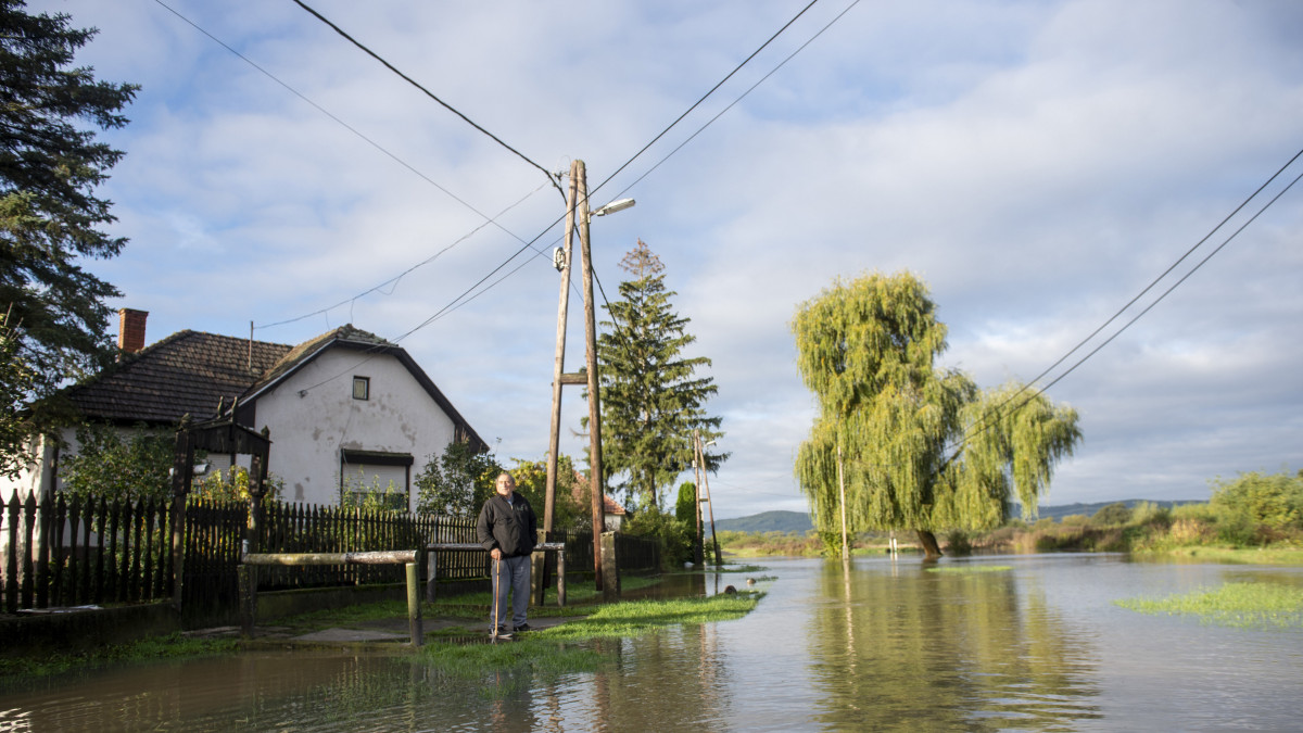 Az Ipoly áradása miatt vízzel borított Kossuth út Ipolytarnócon 2020. október 15-én.