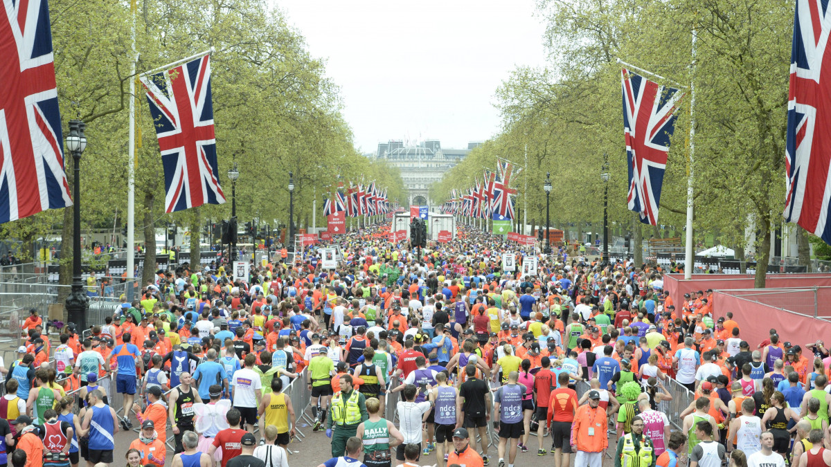 A 35. londoni maratoni futóverseny résztvevői a célba érkezés után 2015. április 26-án.