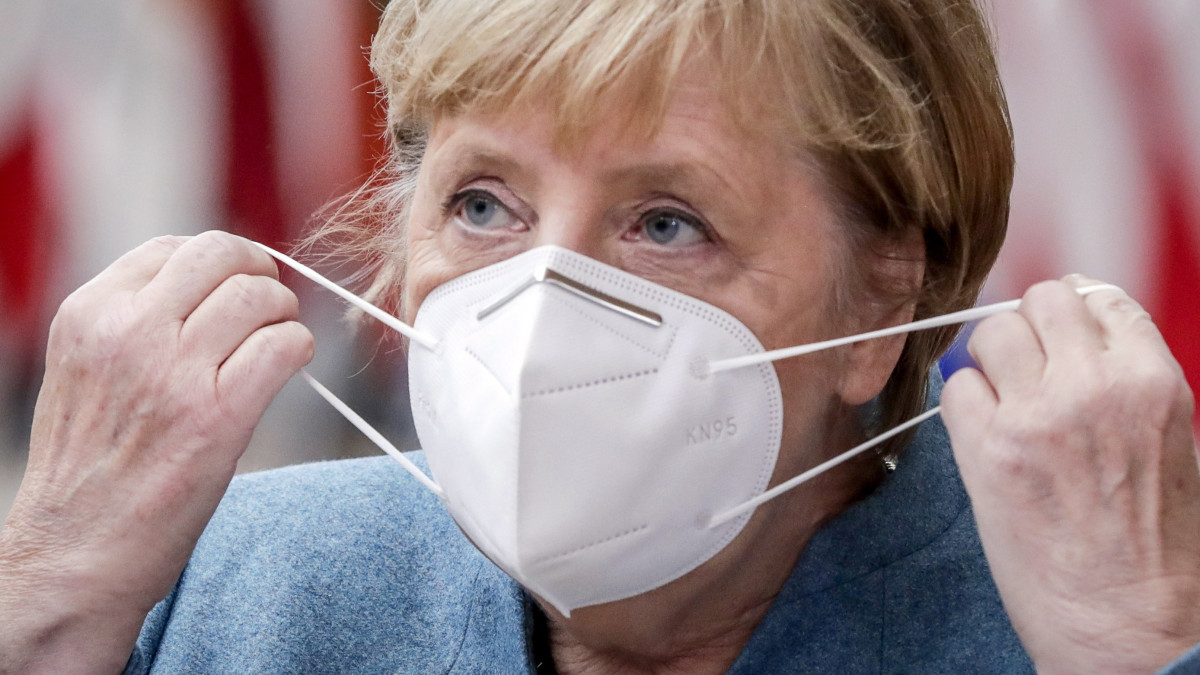 Angela Merkel német kancellár az Európai Unió kétnapos brüsszeli csúcstalálkozójának első napi ülésére érkezik 2020. október 15-én, a koronavírus-járvány idején.