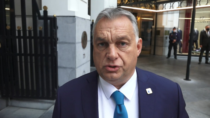Személyesen tekintette meg Orbán Viktor a favipiravir-aranytartalékot - videó