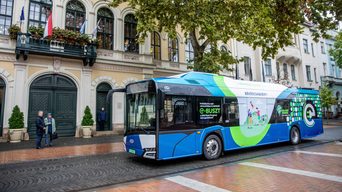 Solaris Urbino 12 típusú elektromos autóbusz a Zöld busz programot előkészítő mintaprojekt programindító rendezvényén Békéscsabán 2020. október 13-án. A lengyel gyártmányú busz egy hónapig közlekedik majd demonstrációs jelleggel a város valamennyi vonalán.