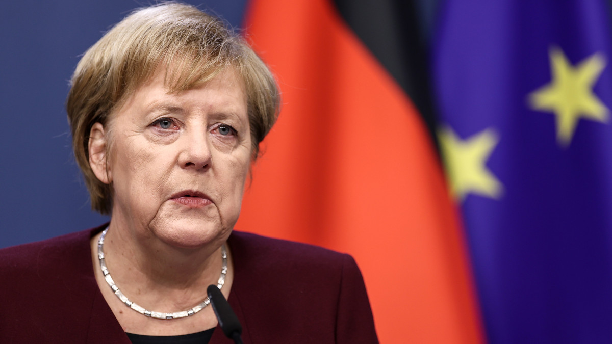 Angela Merkel német kancellár sajtóértekezlete az Európai Unió kétnapos brüsszeli csúcstalálkozójának második napi ülése után, 2020. október 15-én.
