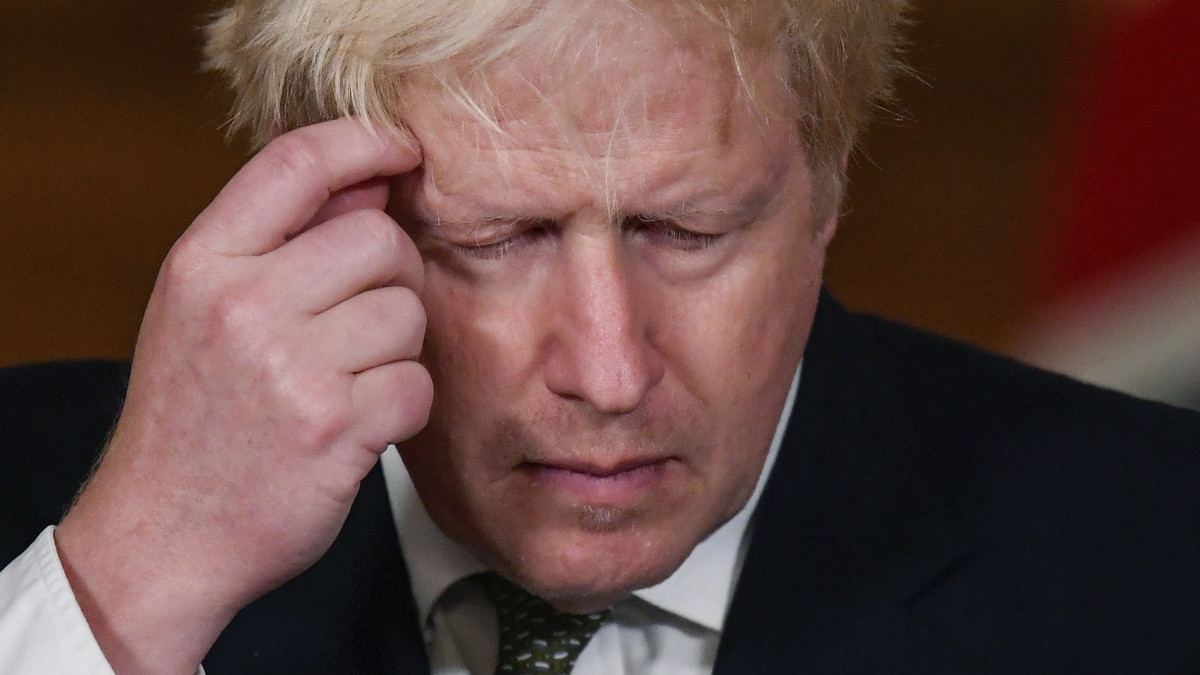 Boris Johnson brit miniszterelnök a koronavírus-járvánnyal kapcsolatos intézkedésekről beszél a londoni kormányfői rezidencián, a Downing Street 10-ben 2020. október 12-én. Jonhson bejelentette, hogy háromfokozatú készültségi rendszer lép életbe Angliában. A legszigorúbb készenléti szintet olyan országrészekben rendelik el, amelyekben a leggyorsabb a járvány terjedési üteme, és ahol az állami egészségügyi szolgálat (NHS) emiatt elviselhetetlen nyomás alá kerülhet.