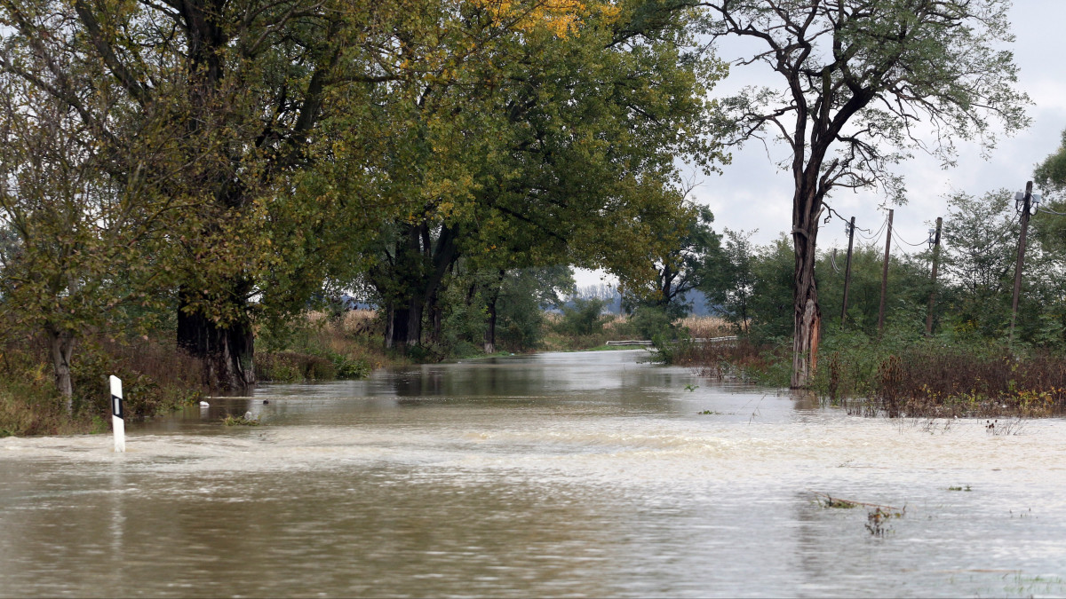 Az Ináncs és Hernádszentandrás közötti, vízzel elöntött út Ináncs határában 2020. október 16-án. Elzárta a Hernád áradása miatt kiöntött Bársony patak a Borsod-Abaúj-Zemplén megyei Hernádszentandrást, a települést nem lehet járművel megközelíteni, így a tömegközlekedés is szünetel.