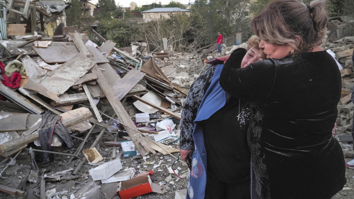 Azerbajdzsáni tüzérségi támadásban romba dőlt házánál vigasztalja Lida Szarkszjánt egy szomszédja a többségében örmények lakta Hegyi-Karabah székhelyén, Sztyepanakertben 2020. október 17-én. Az örmény irányítás alatt álló, vitatott hovatartozású Hegyi-Karabahért vívott harcok az október 10-i tűzszünet ellenére kiújultak, Azerbajdzsán és Örményország egymást vádolja a megállapodás megsértésével.