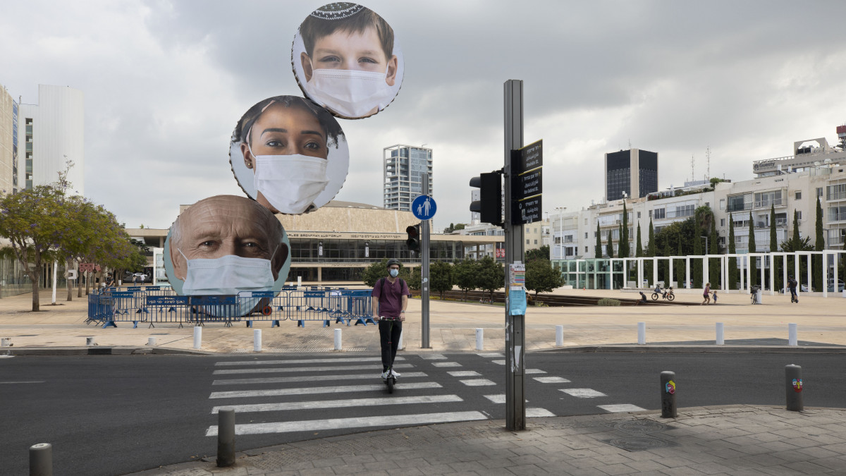 A koronavírus-járvány elleni védekezésül védőmaszkviselésre ösztönző reklám az izraeli Tel-Avivban 2020. szeptember 24-én.