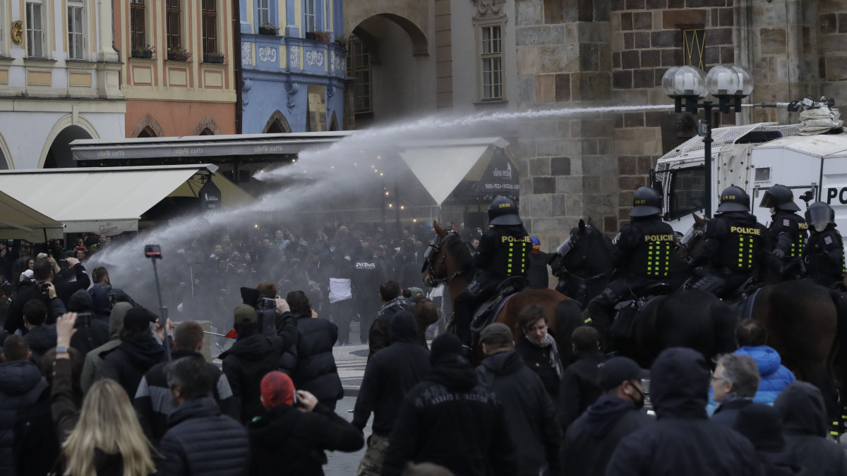 A koronavírus-járvány terjedésének megakadályozására bevezetett korlátozó intézkedések ellen tüntetőket vízágyúval oszlatják a rendőrök Prágában 2020. október 18-án.