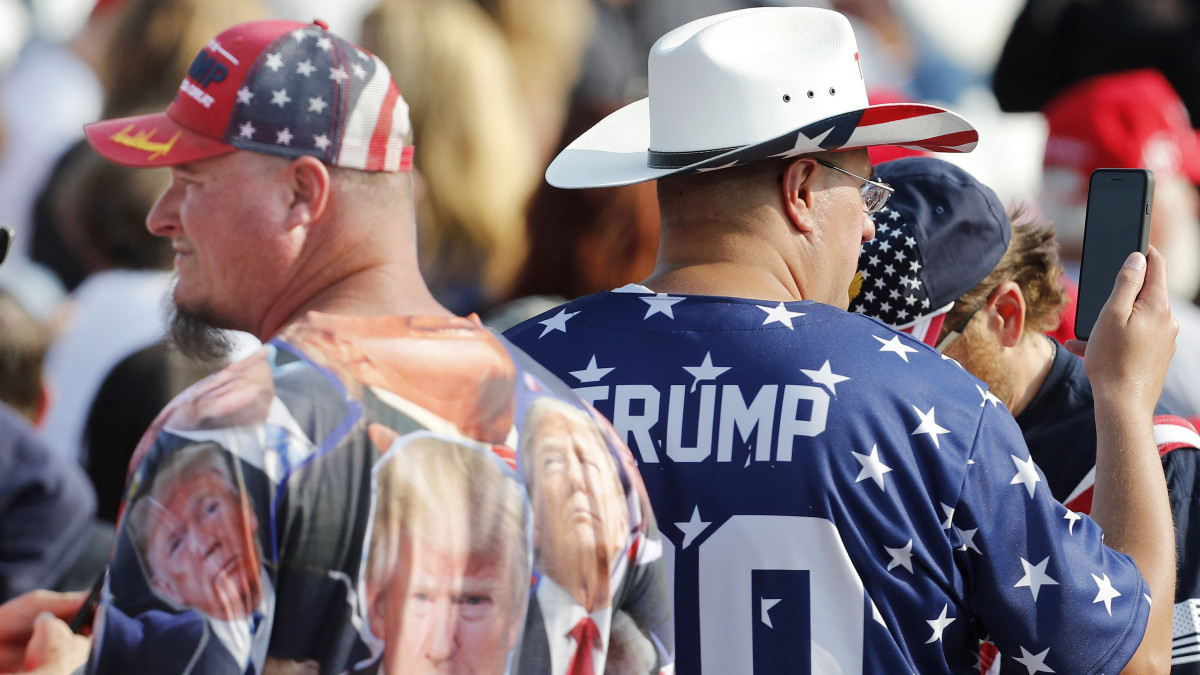 Donald Trump támogatói az elnökre várnak kampánygyűlésének színhelyén, a Pennsylvania állambeli Moon Townshipben 2020. szeptember 22-én.