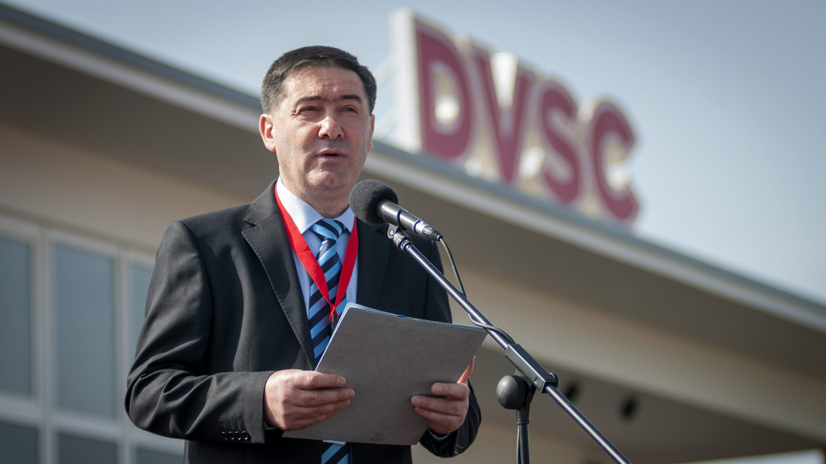 Szima Gábor, a DVSC Futballszervező Zrt. elnöke beszél a Debreceni Labdarúgó Akadémia edzőközpontjának átadási ünnepségén 2013. április 27-én. Az edzőközpont Debrecen-Pallagon 13 hektáron épült fel 1,5 milliárd forintból.