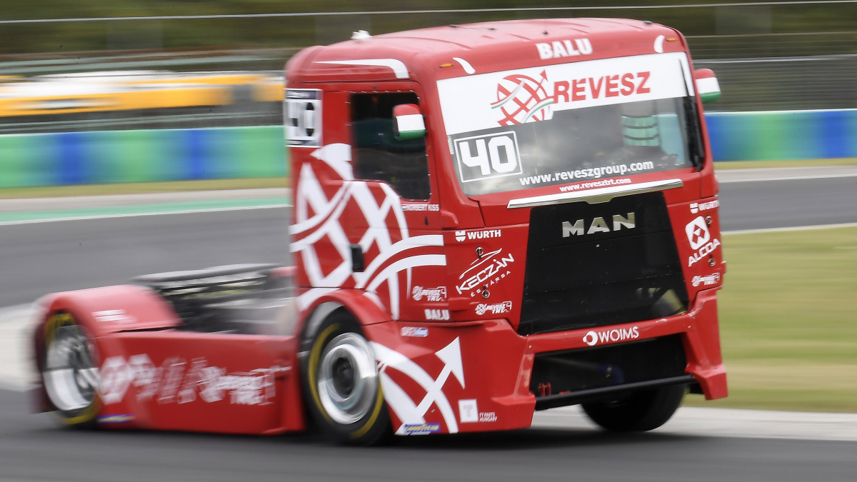 A későbbi győztes Kiss Norbert, a Révész TRT versenyzője MAN versenykamionjával a 2020 FIA kamion Európa-bajnokság harmadik futamában a mogyoródi Hungaroringen 2020. október 18-án.