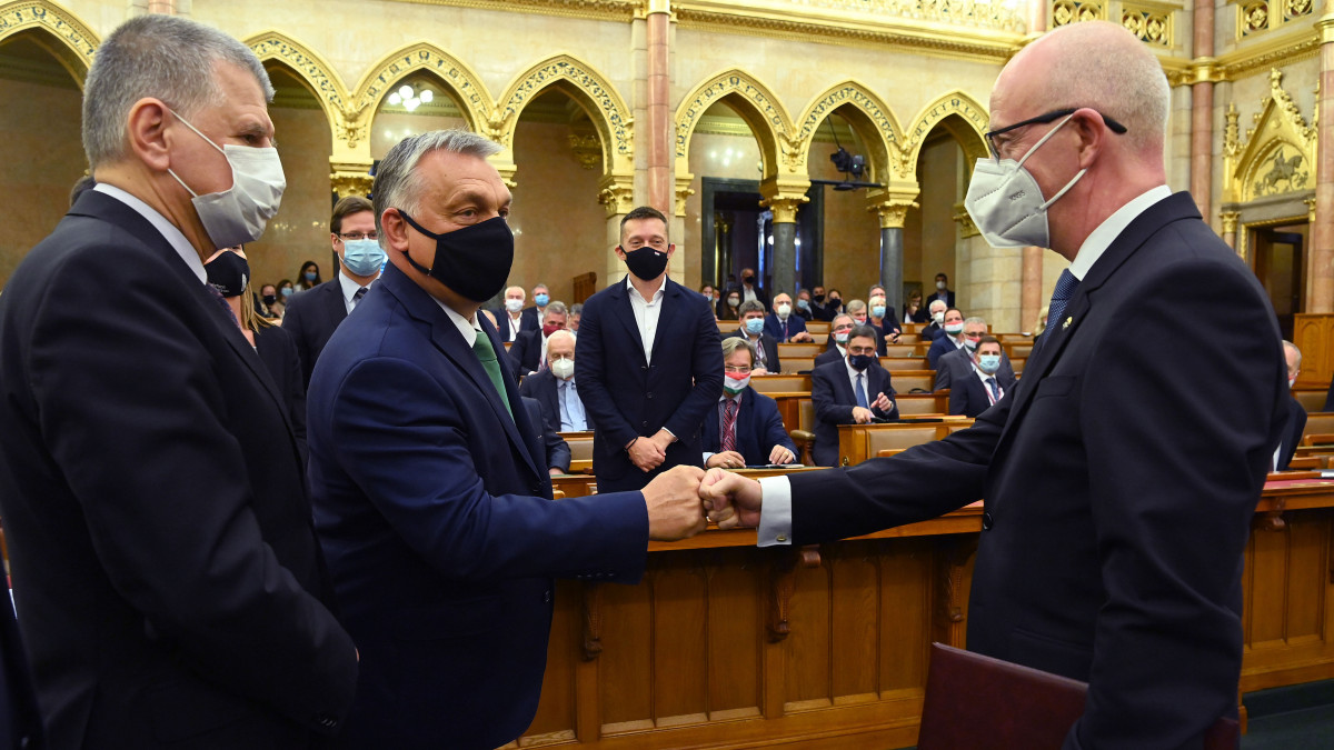 Orbán Viktor miniszterelnök (b2) és az Országgyűlés elnöke, Kövér László (b) gratulációját fogadja a Kúria elnökének megválasztott Varga Zsolt András volt alkotmánybíró (j) eskütétele után az Országgyűlés plenáris ülésén 2020. október 19-én.