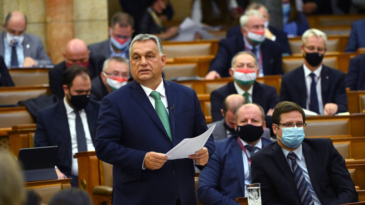 Orbán Viktor miniszterelnök felszólal az azonnali kérdések órájában az Országgyűlés plenáris ülésén 2020. október 19-én. A kormányfő mellett jobbról Gulyás Gergely, a Miniszterelnökséget vezető miniszter.