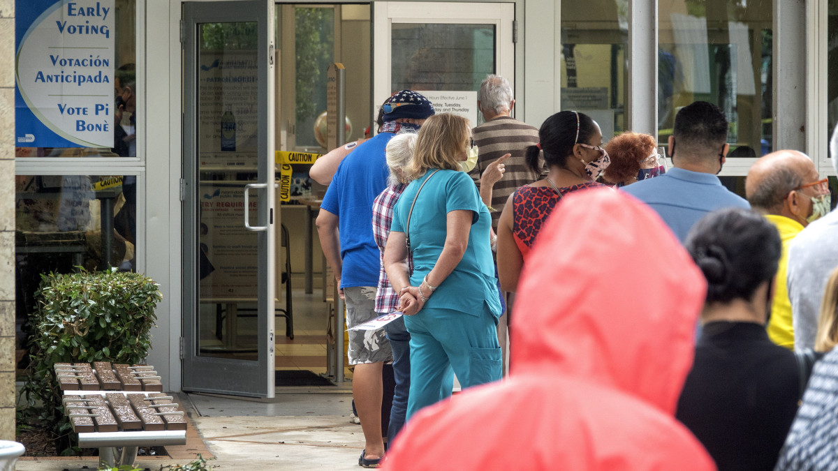 Voksolók sorakoznak egy szavazóhelyiség előtt Miamiben 2020. október 19-én, a Florida államban tartott előválasztás első napján. Az Egyesült Államokban november 3-án tartják az elnökválasztást.