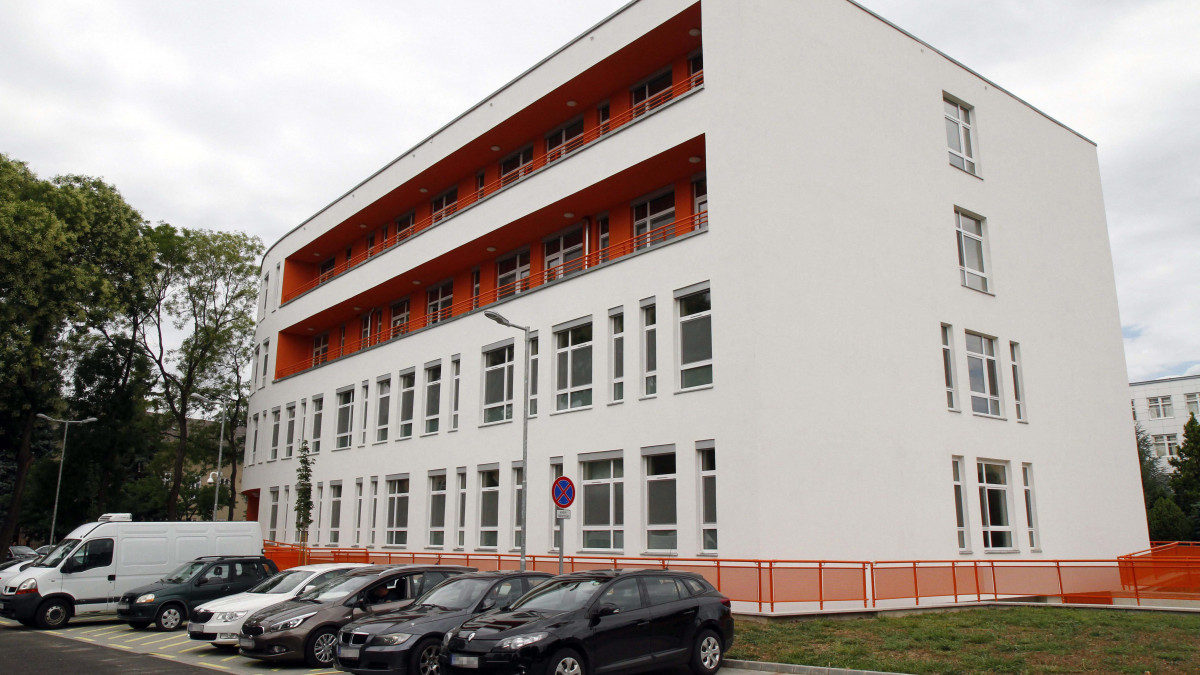 A gyöngyösi Bugát Pál Kórház új kórházi épületszárnya az átadóünnepség napján, 2015. július 28-án.