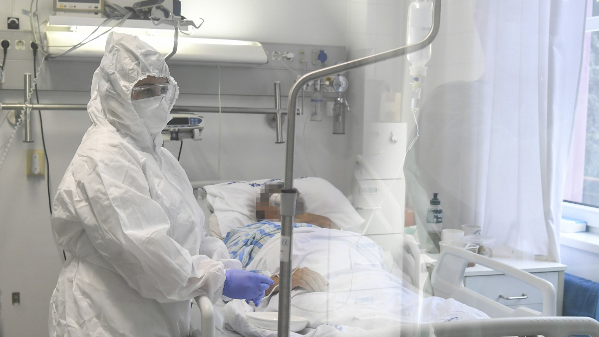Egészségügyi dolgozó egy a Richter Gedeon Nyrt. gyógyszergyár által kifejlesztett, remdesivir hatóanyagot tartalmazó koronavírus elleni szerrel kezelt beteg mellett a Debreceni Egyetem Kenézy Gyula Egyetemi Kórház Infektológiai Intézetében Debrecenben 2020. október 15-én. A vírusszaporodást gátló infúziós kezelést súlyos állapotú betegek kapják a most kezdődött klinikai vizsgálatban.