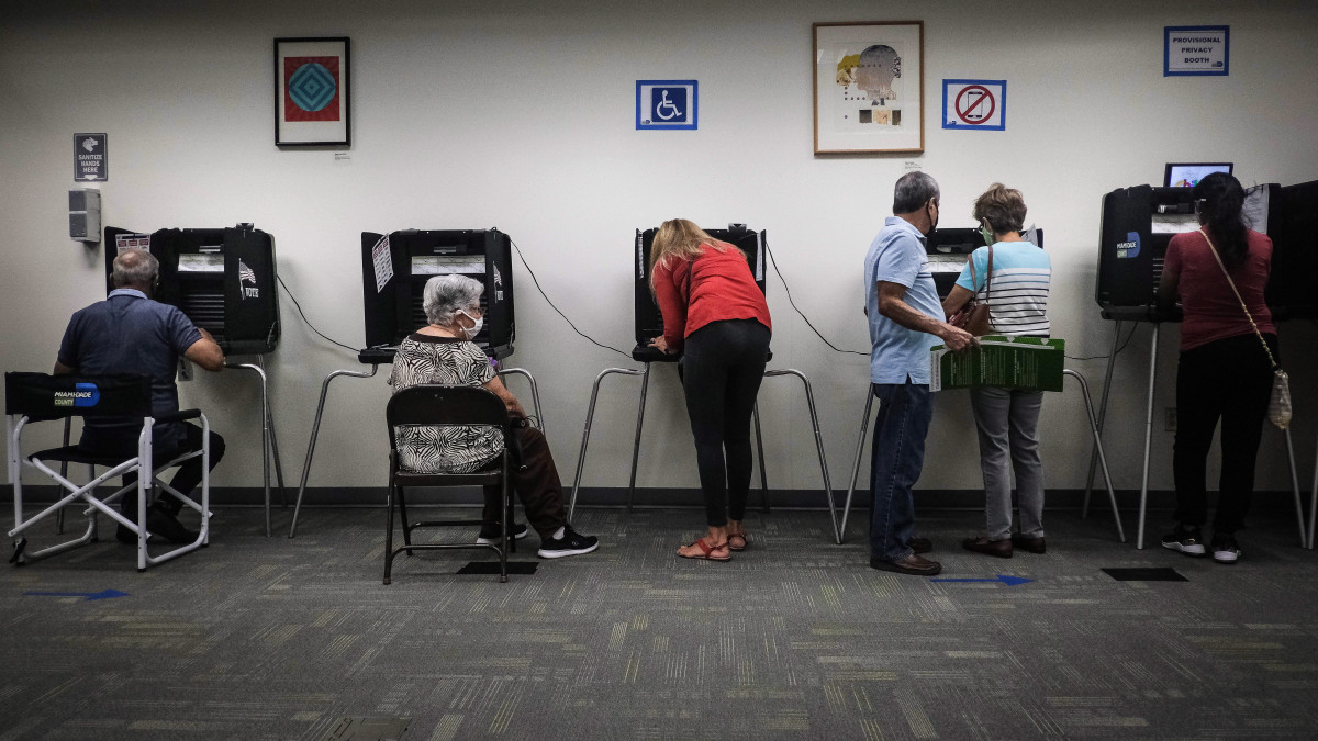Emberek szavaznak Miamiben 2020. október 19-én, a Florida államban tartott előválasztás első napján. Az Egyesült Államokban november 3-án tartják az elnökválasztást.
