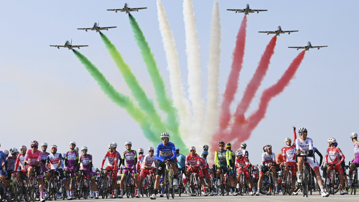 Az olasz légierő műrepülő csapata, a Frecce Tricolori gépei szállnak el a mezőny fölött a 103. Giro dItalia olasz országúti kerékpáros körverseny tizenötödik, Rivolto és Piancavallo közötti 185 kilométeres szakaszának rajtja előtt, 2020. október 18-án.